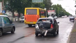 У Луцьку шкільний автобус в'їхав у легковик (фото)