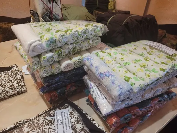 «Волинські швачки» у квартирі шиють одяг для військових (відео)