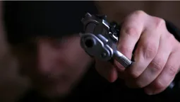 Напад з пістолетом: у Луцьку побили й пограбували чоловіка (фото, відео)