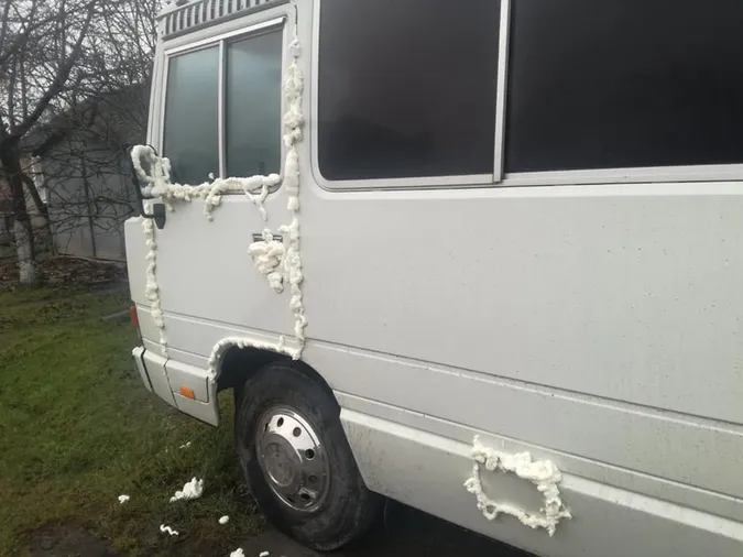 У Ківерцях – «війна» за покійників: хто й навіщо залив автобус монтажною піною
