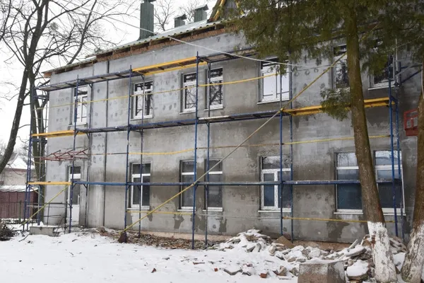 Показали, як ремонтують амбулаторію на Вересневому (фото)