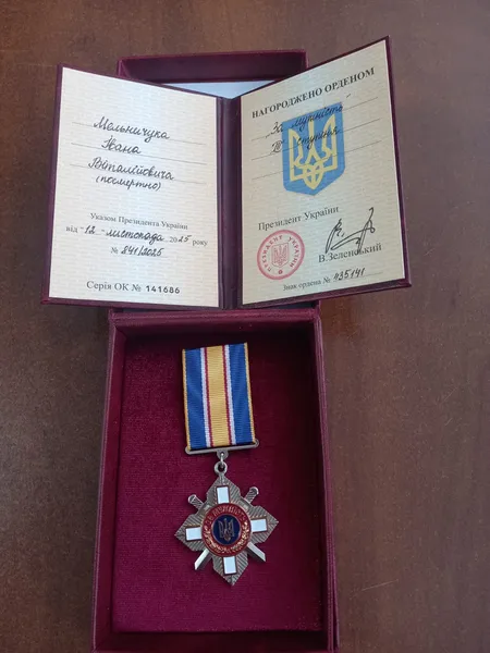 На Волині посмертно відзначили Захисників України: нагороди отримали родини Героїв (фото)