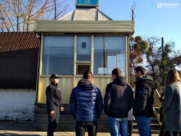 Рація, «броніки» та 100 запитань: луцькі школярі відвідали управління патрульної поліції (фото)