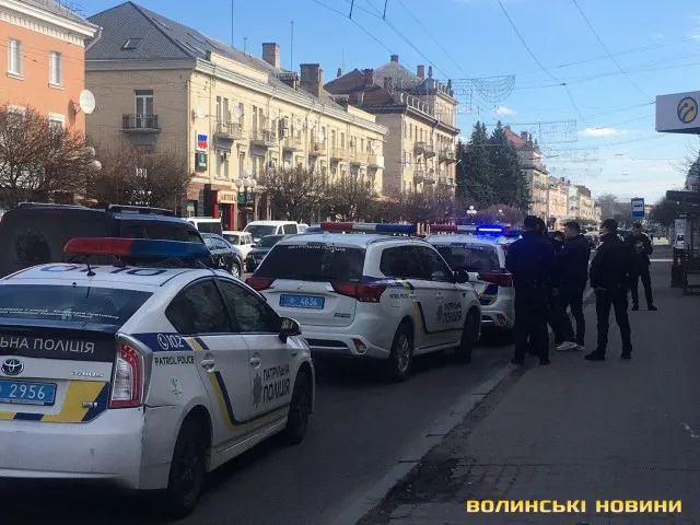 У центрі Луцька кілька нарядів патрульних: вгамовують буйного мешканця (ВІДЕО, ФОТО)