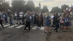 На Харківщині вчителі перекрили дорогу  – протестували проти закриття двох шкіл  (фото)