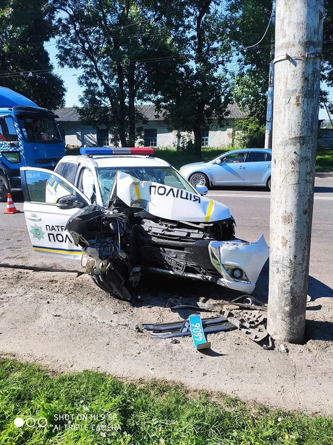 Під апаратом ШВЛ: розповіли про стан патрульного, який потрапив в аварію у Луцьку