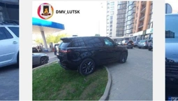 На Яровиці Range Rover примостив «задок» на газоні: як його покарали (фото)