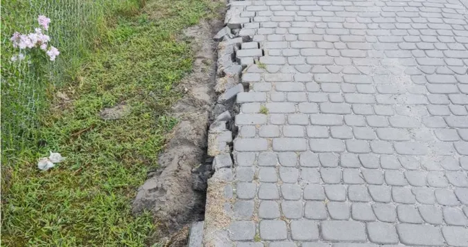 У Камені-Каширському невідомі вкрали 5 метрів тротуарного бордюру (фото)