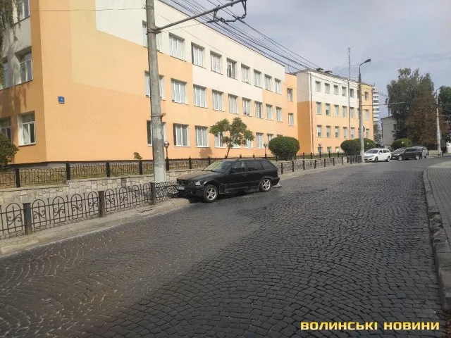 В центрі Луцька водійка на «бесі» знесла огорожу (фото)