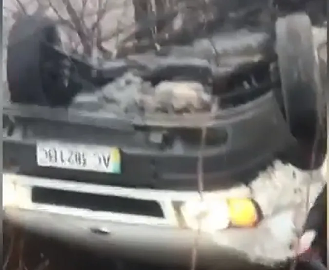 Ні водія, ні пасажирів: на Волині у кюветі виявили порожній бус (відео)