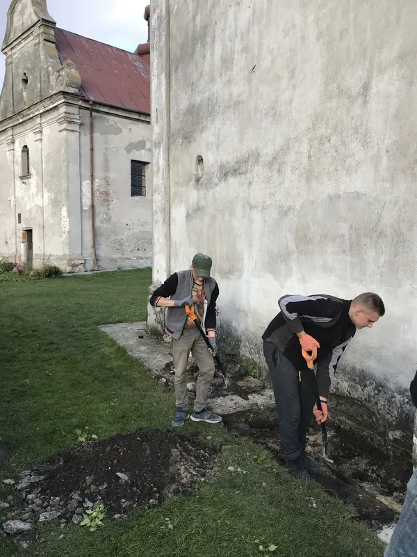 Волинські археологи виявили затоплені підземелля під костелом у Любомлі (фото)