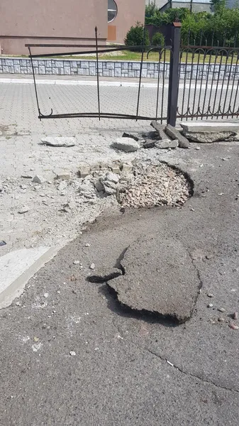 У Луцьку біля філологічного факультету СНУ авто виламало ворота (фотофакт)