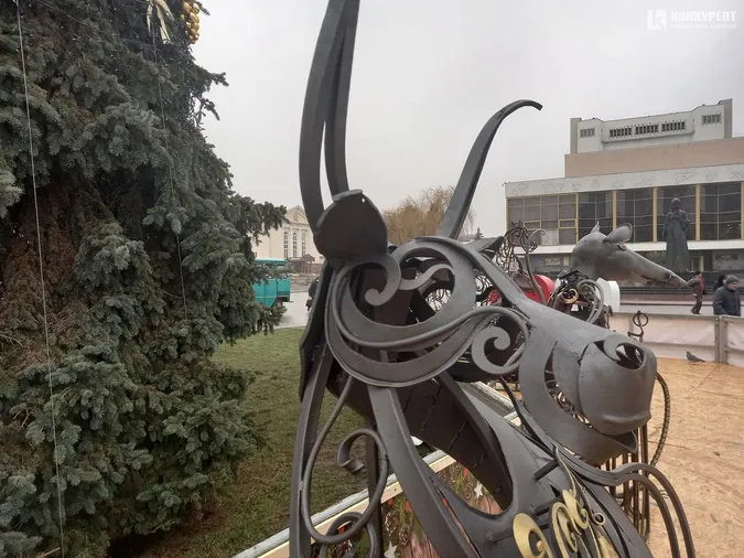 У центрі Луцька встановили кований символ нового року (фото)