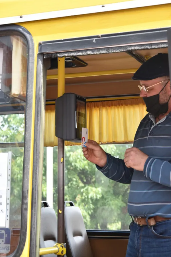 Е-квитки і маски: у Луцьку перевірили пасажирів громадського транспорту (фото)