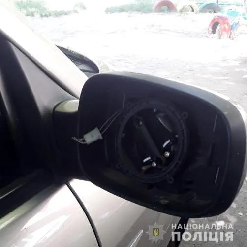 Крали і продавали: у Луцьку з автомобілів знімали дзеркала (фото)