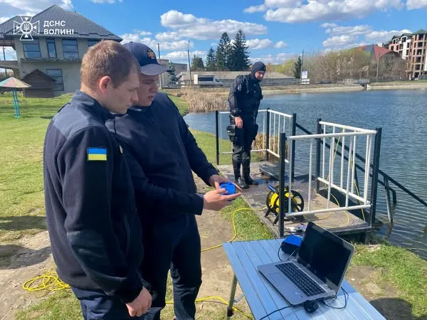 На Теремнівських ставках у Луцьку помітили водолазів із дроном: що сталося (фото)