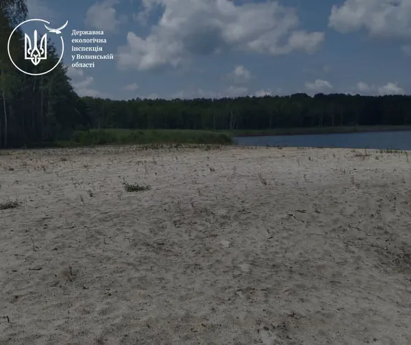 На озері Пісочне невідомі зняли родючий шар ґрунту та розрили канал (фото)