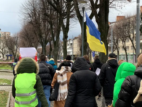 «Бюджет належить громаді»: у Луцьку молодь вимагала від влади більше витрачати на армію (фото)