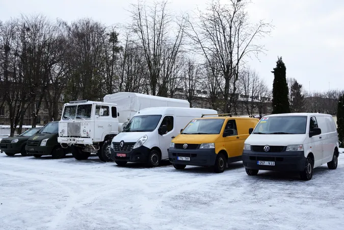 Автомобілі, тепловізори, старлінки: волинські прикордонники отримали допомогу (фото)