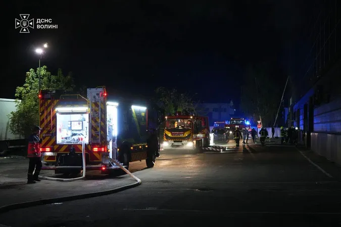 У Луцьку ліквідували пожежу в «Адреналін Сіті»: рятувальники розбирають конструкції (фото)