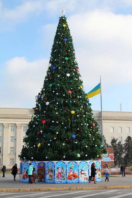 Красуні та страховиська: як виглядають 24 головні ялинки України