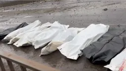 Ірпінь: рятувальники виносять тіла людей, вбитих окупантами (відео 18+)