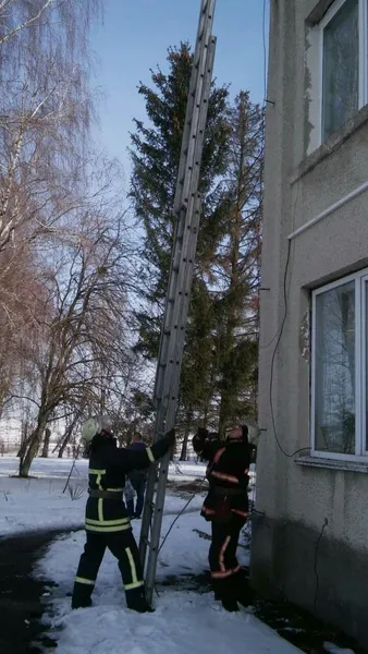 Рятувальники, медики і озброєні поліцейські з'їхалися до лікарні у Локачах (фото)