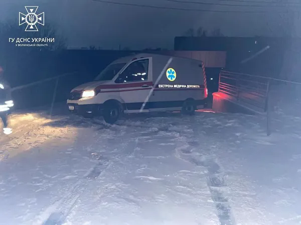 На проспекті Волі в Луцьку в снігу застрягла «швидка» (фото)