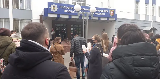 «Юра, виходь»: волинські підприємці страйкують під стінами поліції (фото, відео)
