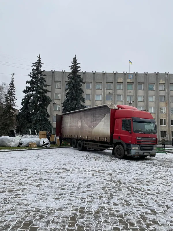У Ковелі вже почали монтаж ялинки і святкових декорацій (фото)