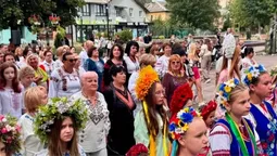 У Нововолинську сотні людей пройшли святковою ходою у вишиванках (фото)