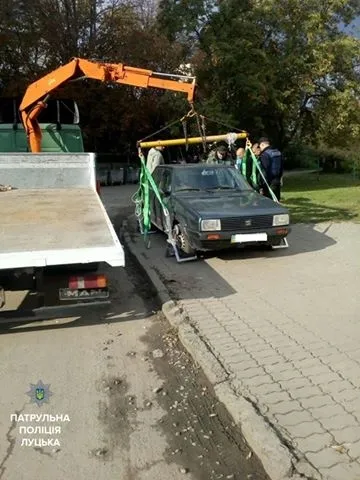 Перший пішов: луцький евакуатор відправив на штрафмайданчик першу автівку (фото)