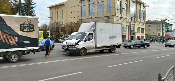 Вантажівка потрапила в аварію у центрі Луцька (фото)