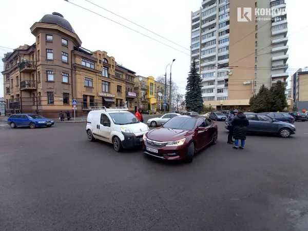 У центрі Луцька – аварія: рух ускладнений (оновлено)