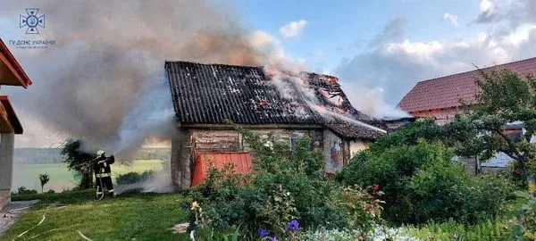 Біля Луцька горіла хата-пустка (фото)