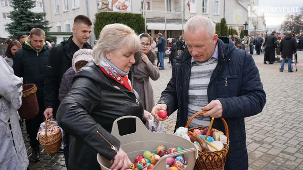 Війна і Воскресіння: у Луцьку святять паски у суботу і без свічок (фото)