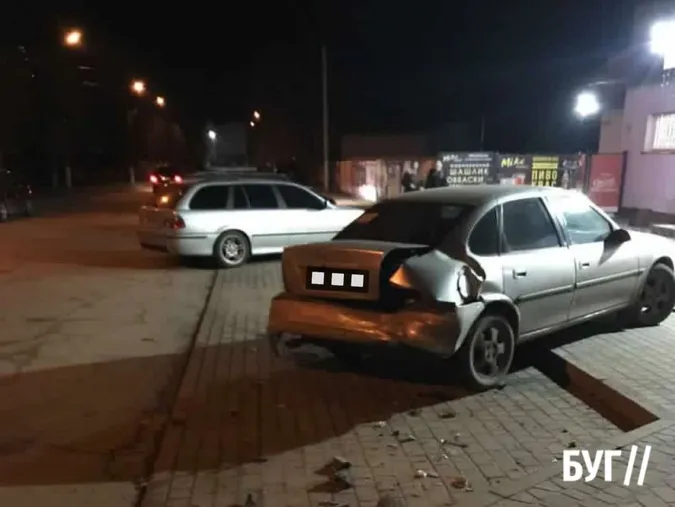 У Нововолинську невідомий в'їхав у припарковане авто та втік