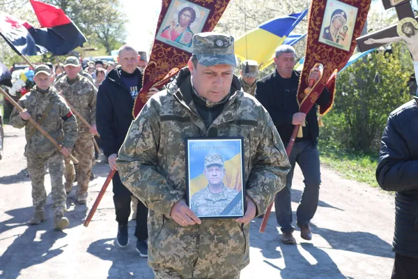 Без батька та чоловіка залишилася родина: на Волині попрощалися з воїном Іваном Гутвертом (фото)