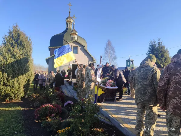 На Волині попрощалися із воїном Андрієм Романюком, якій загинув у смертельній ДТП (фото)