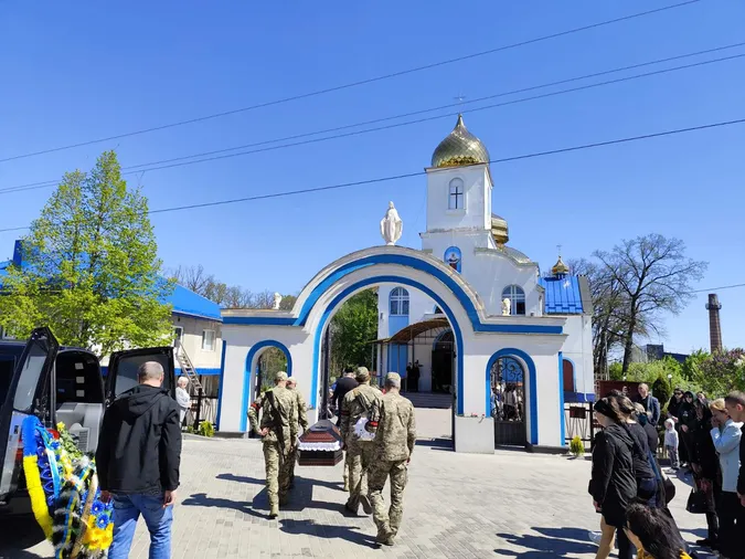 Дуже юний: у Луцькому районі попрощалися із воїном Юрієм Радчуком (фото)