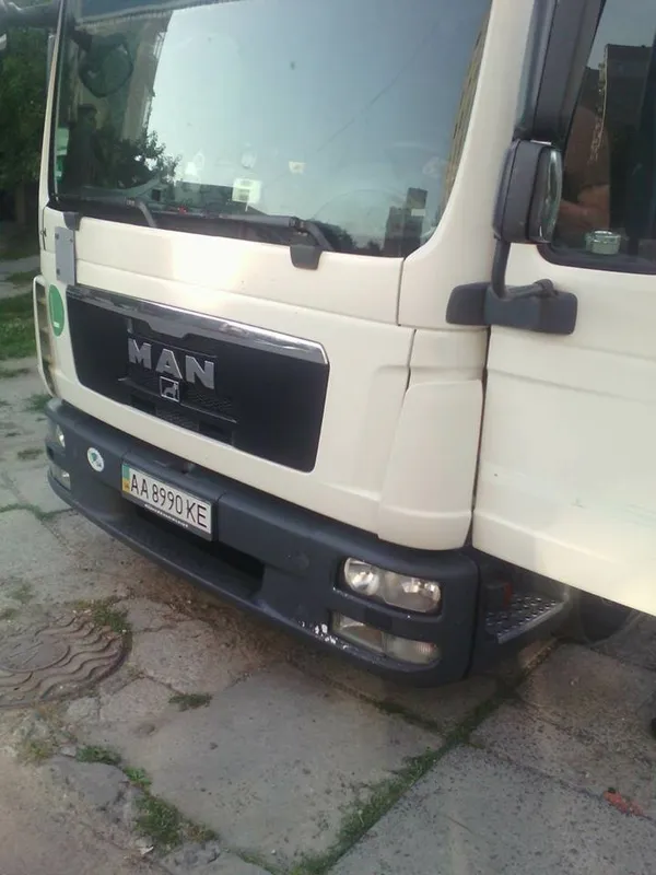 Автівки на газонах: у Луцьку ловили порушників (фото)