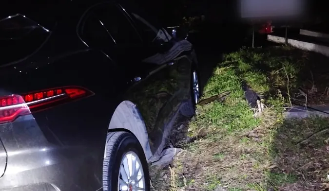 У Луцьку водійка на Jaguar «вилетіла» на бордюр (фото)