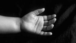 На Київщині затримали матір через смерть 2-річного сина: тіло знайшли у шафі (фото)
