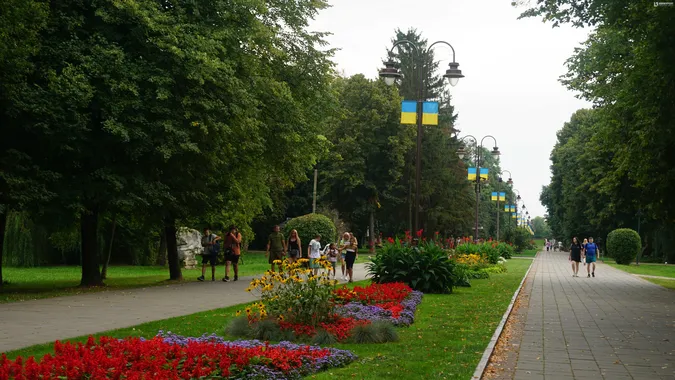 Осінь вже близько: як минули вихідні у Центральному парку Луцька (фото)