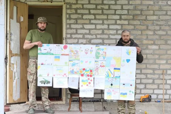 Підрозділами Волинської бригади тероборони мандрує виставка дитячих малюнків (фото)