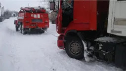 Дві «швидкі», два тролейбуси, 18 вантажівок: волинські рятувальники допомагають водіям (фото)