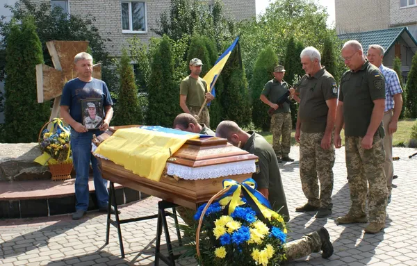 «На свято повернувся в домовині»: на Волині провели в останню путь воїна Михайла Беня