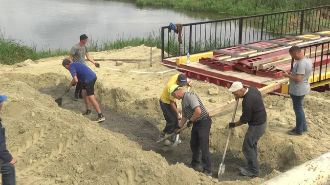 Тимчасовий міст на дорозі Львів – Луцьк готовий на 85% (фото, відео)