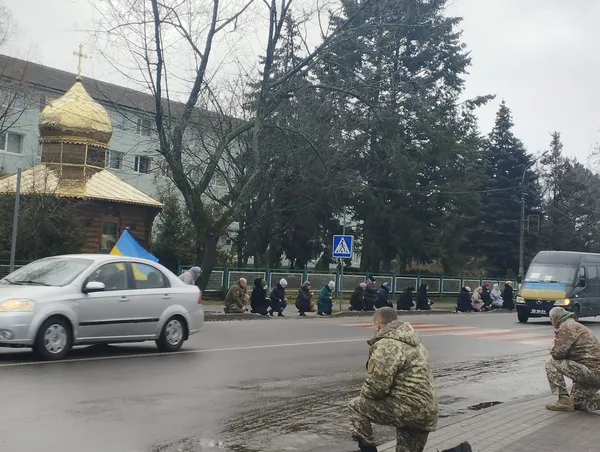 Повернувся додому востаннє: в Шацьку навколішки зустріли Героя Олександра Костюка (фото, відео)