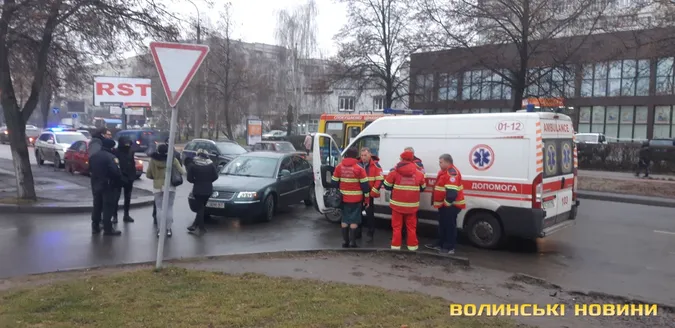 У Луцьку «швидка» протаранила легковик (фото)
